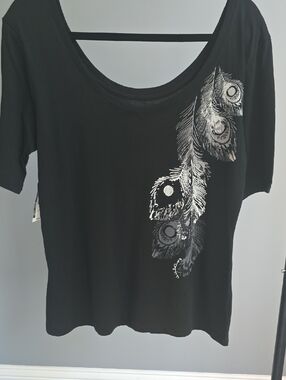 Vintage New York & Company Black Scoop Neck Tee with Feather Print